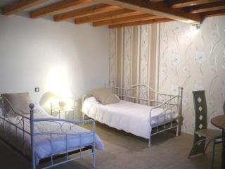 Gîte spacieux avec 6 chambres, cheminée et terrain de pétanque en pleine campagne - FR-1-496-65 - Chirassimont - 3