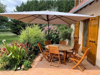 Gîte de Charme avec Piscine Privée et Jardin - 7 Pers - FR-1-489-575 - Lurcy-Lévis - 7