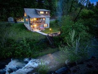 Fire Pit, Creek, Hot Tub, Game Room, 1m to GBurg! - Gatlinburg - 1