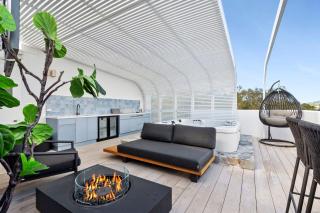 Stunning Rooftop Retreat with Private Jacuzzi on the Maroochy River - 8