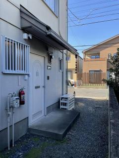 Long-term stays welcome! FREE Parking & bicycle Entirely private rental townhouse for up to 5 people, 17 minutes walk from station, 45 minutes direct to Tokyo - 8