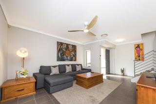 Stylish 3-Bed Townhouse with Courtyard & BBQ - Perth - 5