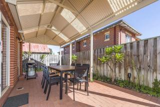 Stylish 3-Bed Townhouse with Courtyard & BBQ - Perth - 6