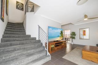 Stylish 3-Bed Townhouse with Courtyard & BBQ - Perth - 3