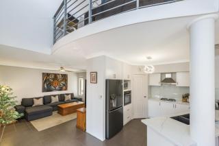 Stylish 3-Bed Townhouse with Courtyard & BBQ - Perth - 1