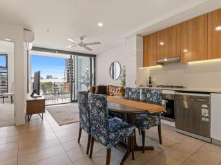 Stylish Apartment with Rooftop BBQ & Spa Access - Brisbane - 2