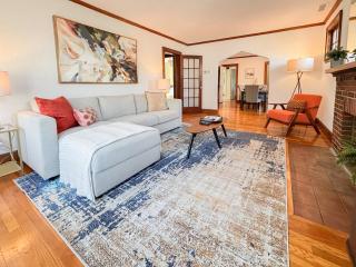 Spacious 3 Bed, In Unit Laundry, Central Air - Boston - 8