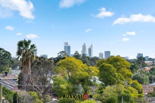 Lakeside Executive Retreat near Westfield Shops - Perth - 9