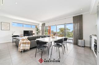 Lakeside Executive Retreat near Westfield Shops - Perth - 7