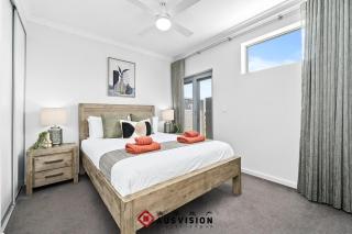 Lakeside Executive Retreat near Westfield Shops - 6
