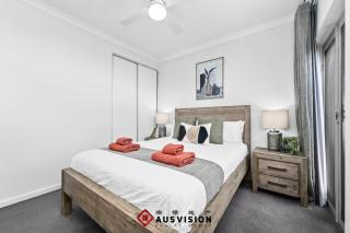 Lakeside Executive Retreat near Westfield Shops - 5