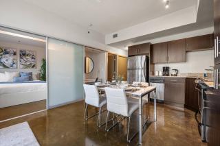 The Chic Downtown Residence | Luxe + Free Parking - Calgary - 1