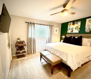 Spotless Full Sized Apartment! Montrose Stays An Art Lover's Dream - 5