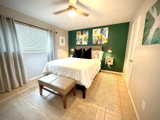 Spotless Full Sized Apartment! Montrose Stays An Art Lover's Dream - 4