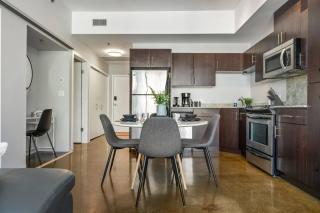 Downtown Chic Retreat | Elegant + Free Parking - Calgary - 5