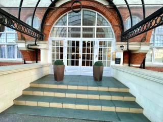 Beautiful 1 bedroom self contained apartment, Allocated parking, Gym and Pool Table, near to Seafront and Highstreet - Brought to you by Coastline Retreats - Bournemouth - 8
