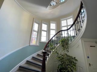 Beautiful 1 bedroom self contained apartment, Allocated parking, Gym and Pool Table, near to Seafront and Highstreet - Brought to you by Coastline Retreats - Bournemouth - 1