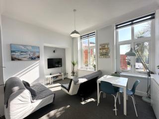 Burlington Mansions - FREE ALLOCATED PARKING - 8 mins walk to the beach - Gym - Pool Table - Brought to you by Coastline Retreats - 5