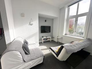 Beautiful 1 bedroom self contained apartment, Allocated parking, Gym and Pool Table, near to Seafront and Highstreet - Brought to you by Coastline Retreats - Bournemouth - 4