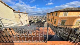 6 guests apt with terrace in pedestrian historic centre of Spoleto - 2