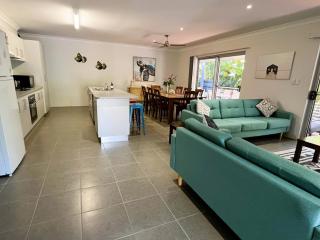 Horseshoe Bay Escape 4 Bedroom Modern Family Holiday Home - Horseshoe Bay - 2