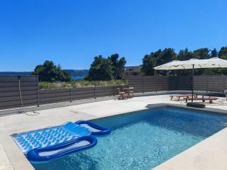 Beach Haven house with pool and Jacuzzi - Kaštela - 8