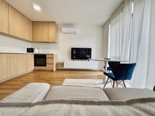 Calm and Modern Flat with Free Parking 10mins on bus to City Centre 1min walk to Bus stop - Košice - 7