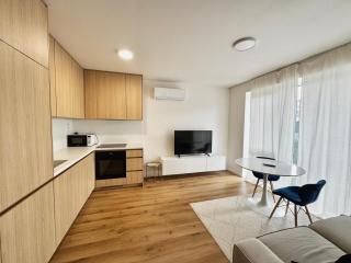 Calm and Modern Flat with Free Parking 10mins on bus to City Centre 1min walk to Bus stop - Košice - 4