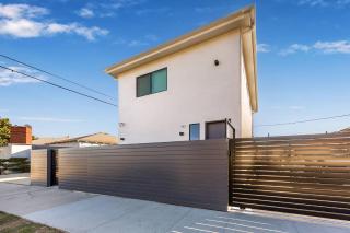 Modern 2BR Back House w/ TVs & Full Kitchen - Los Angeles - 9