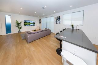 Modern 2BR Back House w/ TVs & Full Kitchen - Los Angeles - 8