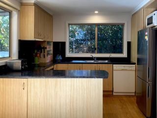 Sunny 2 Bedroom Cottage, Pets Welcome, 400m to Beach - Ventnor - 4
