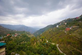 Alaya Stays Cliff Vallis 3-BHK Hill View Apartment with Balcony & Common Play Zone - 1