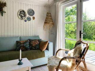Classic Black And White House With Personal Style - Vig - 1