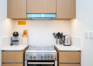 HomesGetaway- Lavish 2BR in Creek Harbor with Beach Access - Dubai - 1