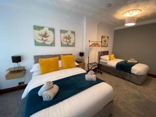 2 Bed Flat - Sleeps 7 - Parking - Wifi - 3