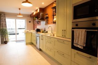 Sarahs Home Away from Home Luxury Apartment - 9