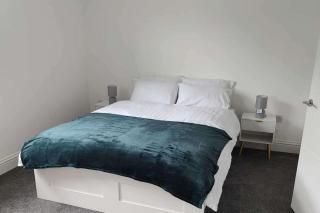 Spacious 4-Bedroom House - Garden & Free Parking - 0