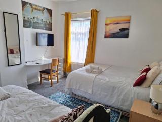 12 Cornwallis Lodge Family Room 1 - Stoke on Trent - 5