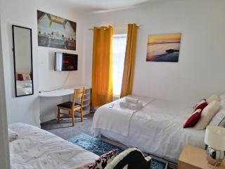 12 Cornwallis Lodge Family Room 1 - Stoke on Trent - 1