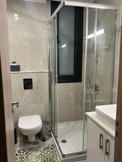 Unforgettable Experience in a Modern Apartment! - 8