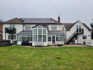 Spacious 5 Bed & Hot Tub Sleeps 12, near Stratford upon Avon - 7