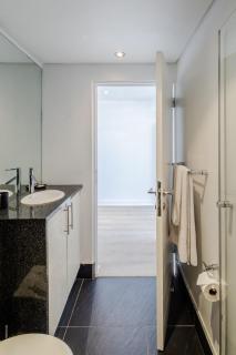 Iconic Harbour Views Penthouse with Parking & AC - 6
