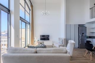 Iconic Harbour Views Penthouse with Parking & AC - 4