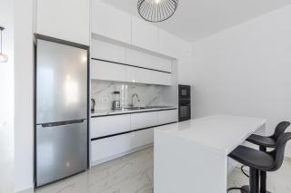 Bright Modern Apartment with Balcony Views Golem - Golem - 9