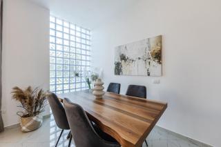 Bright Modern Apartment with Balcony Views Golem - Golem - 7