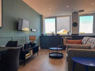 Stylish 1BD Flat, Calm, Light-Filled & Central - Wakefield - 9
