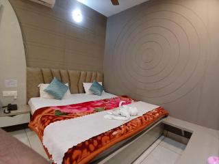MATHURA HOTEL GURUVAYUR - DHAM Near Mathura Juction and Temple - Free Public Parking and Wifi Facilities - Air Conditioning Luxury Room - A Top Rated Four Star Hotel - Mathura - 3