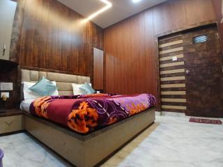 MATHURA HOTEL GURUVAYUR - DHAM Near Mathura Juction and Temple - Free Public Parking and Wifi Facilities - Air Conditioning Luxury Room - A Top Rated Four Star Hotel - Mathura - 1