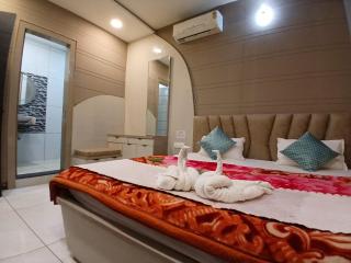 MATHURA HOTEL GURUVAYUR - DHAM Near Mathura Juction and Temple - Free Public Parking and Wifi Facilities - Air Conditioning Luxury Room - A Top Rated Four Star Hotel - Mathura - 2