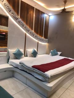 MATHURA HOTEL GURUVAYUR - DHAM Near Mathura Juction and Temple - Free Public Parking and Wifi Facilities - Air Conditioning Luxury Room - A Top Rated Four Star Hotel - Mathura - 9